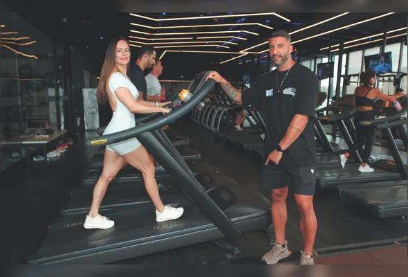 Emille Colombo, com a ajuda do personal trainer João Oliveira, aderiu ao treino que viralizou nas redes sociais e destacou a simplicidade como ponto positivo