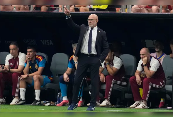O técnico Luis de la Fuente, da Espanha, na partida entre França e Espanha válida pelas semifinais da opa do Mundo 2026, em Arlington, perto de Dallas, nos Estados Unidos, nesta terça-feira, 14 de julho de 2026