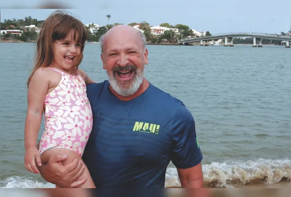 Henrique Weichert e a neta Bella compartilham atividades de lazer. A companhia da pequena o ajudou a atravessar a fase de luto, após a morte da mulher