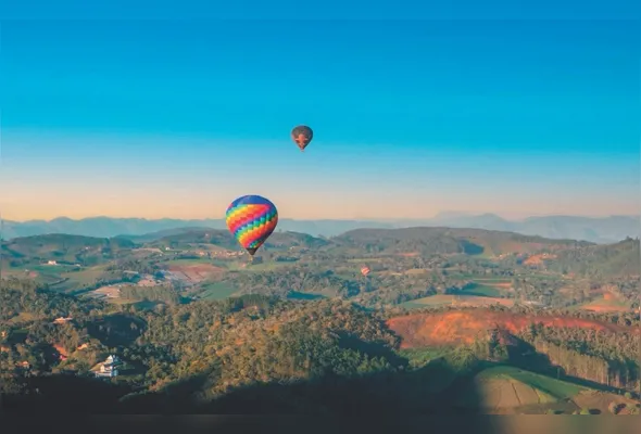 Treze balões de ar quente, incluindo modelos temáticos, vão participar do evento
