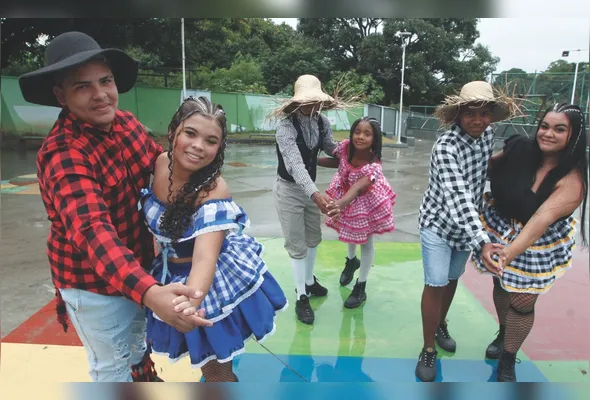 Moradores de Nova Almeida, Serra, Matheus e Ana Flávia, Márcio Victor e Anna Pyetra, Layla e Anderson participam do Arraiá Morro São João