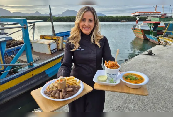 Chef Izabela Stein mostra o bobozinho de frutos do mar preparado especialmente para o festival