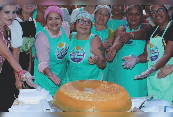 Doceiras de Nova Almeida vão preparar um quindim gigante que será distribuído amanhã para os visitantes do 8º Festival de Doces de Nova Almeida