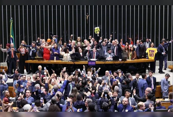 Deputados comemoram  a aprovação no plenário da Câmara, no primeiro turno, da PEC que amplia as folgas