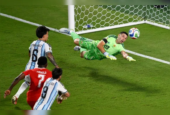 Goleiro Emiliano Martínez, da Argentina, faz defesa na partida entre Argentina e Suíça válida pelas quartas de final da Copa do Mundo 2026