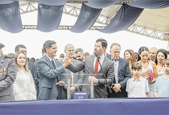 Governador Ricardo Ferraço e o prefeito Arnaldinho Borgo durante solenidade de abertura das comemorações do aniversário de 491 anos de Vila Velha