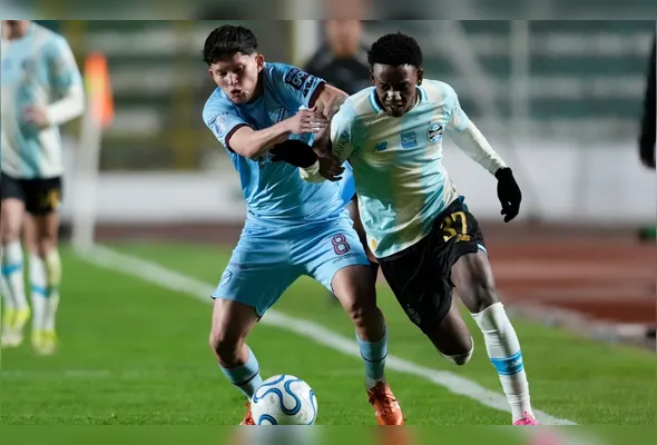 Gabriel Mec (d), do Grêmio, disputa lance com Luis Paz, do Bolívar, em partida válida pelos playoffs da Copa Sul- Americana 2026, em La Paz, na Bolívia, nesta quinta-feira, 23