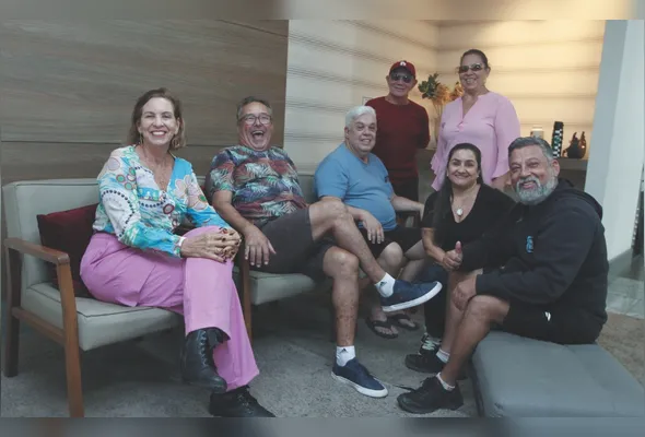 Tati Doelinger (calça rosa) e amigos se reúnem todo mês