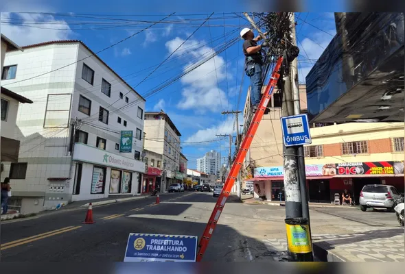 Trabalhador retira fios na avenida Ewerson de Abreu Sodré, em Muquiçaba. Ação se estenderá por outros pontos
