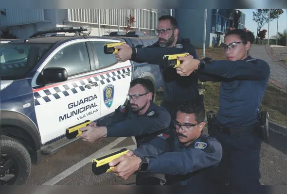 Equipe da Guarda Municipal de Vila Velha utiliza a Taser 10, que pode realizar até 10 disparos de dardos