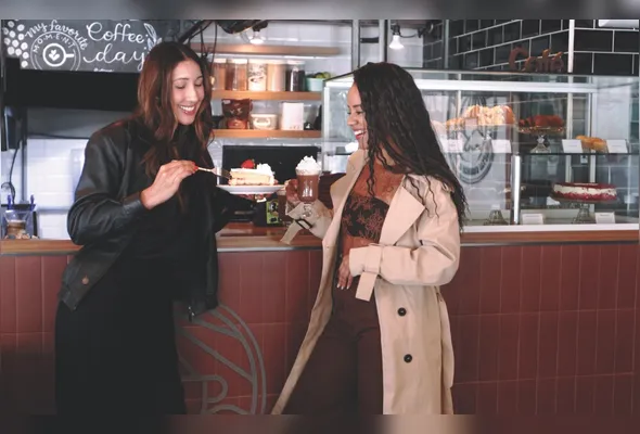 Hallana Lima e Andressa Ferreira: trench coat e tons terrosos no visual