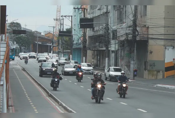 Carros e motocicletas dividem espaço nas ruas de Vitória: especialistas alertam para riscos no trânsito