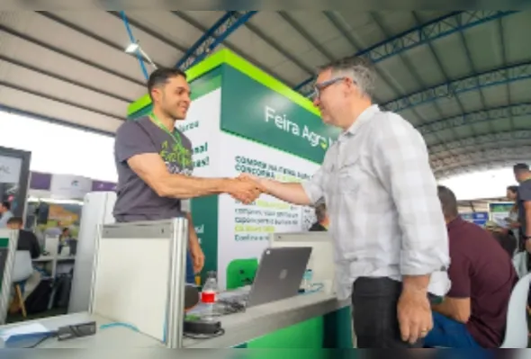 Vendedor atende produtor rural na Feira Agro Nater Coop: participantes têm acesso a soluções tecnológicas e
inovadoras para suas propriedades