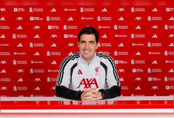 Espanhol de 43 anos chega após campanha histórica no Bournemouth e assume vaga deixada por Arne Slot