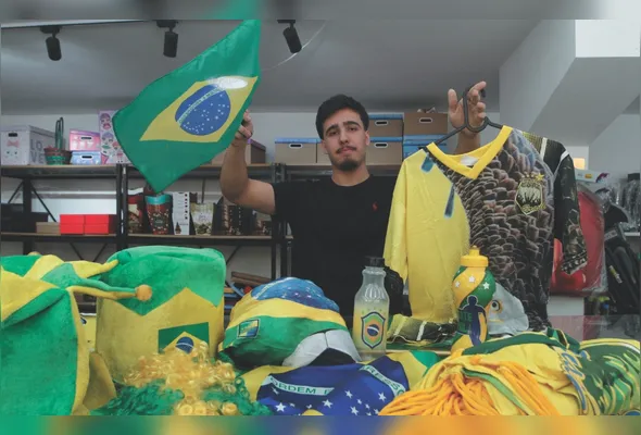 Lucas Morandi diz que produtos como camisas, bandeiras, perucas, buzinas e chapéus estão com desconto