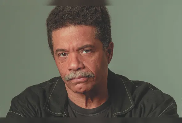 Luciano Quirino está na TV, no streaming e prestes a voltar ao teatro: “Tenho conseguido transitar entre diferentes linguagens e personagens”