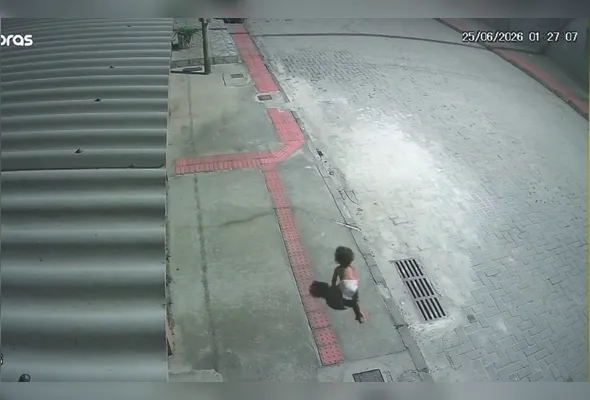 Imagens de câmeras de segurança mostram menina engatinhando sozinha na rua, durante a madrugada