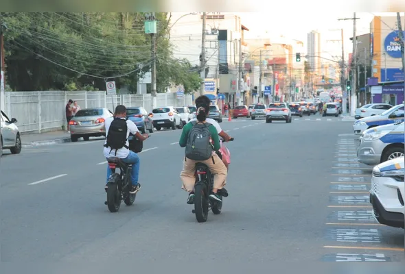 Ciclista transita de bicicleta elétrica em pista compartilhada por automóveis e motocicletas