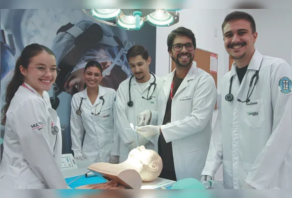 Os alunos Layla de Oliveira, Ellen Castiglioni e Gustavo Lopes, o professor  Franco Salume e o aluno Enrico Dadalto