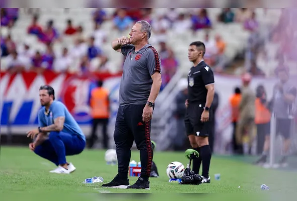 Márcio Goiano (no centro da foto) encerra sua passagem pelo comando rubro-negro com um retrospecto de 22 partidas, somando 12 vitórias