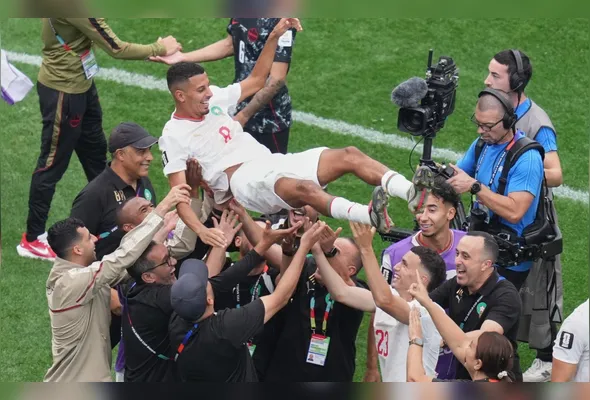 Jogadores do Marrocos jogam Azzedini Ounahi, autor de dois gols, para o alto após vitória sobre o Canadá
