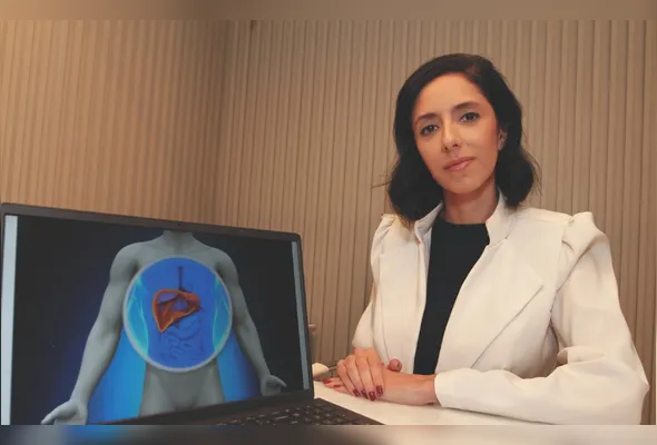 Caroline Alcure alerta que a gordura no fígado não deve ser encarada como algo simples ou sem importância