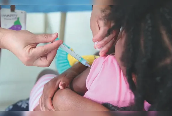 Vacinação: O SUS disponibiliza imunizantes contra os principais agentes causadores das meningites bacterianas