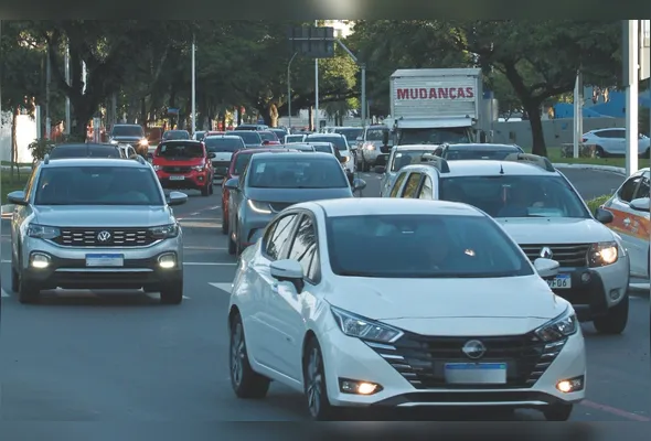 Fluxo de trânsito em Vitória, onde Guarda Municipal abordou o condutor e constatou diversas irregularidades