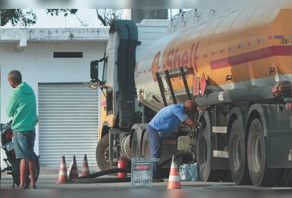 Caminhão-tanque abastece posto de combustíveis: motoristas dizem que paralisação vai afetar população