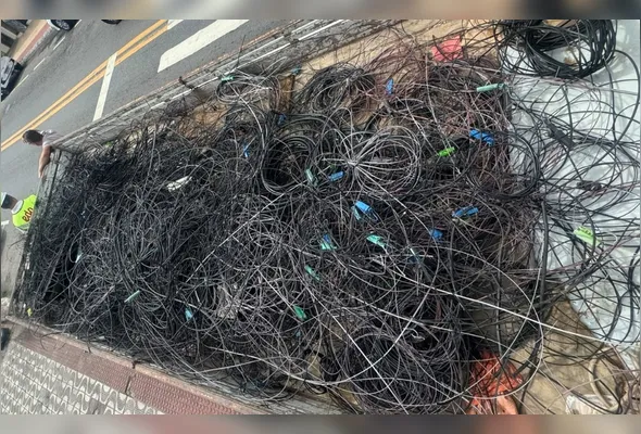 “Cabos mortos” foram retirados de postes durante a ação conjunta