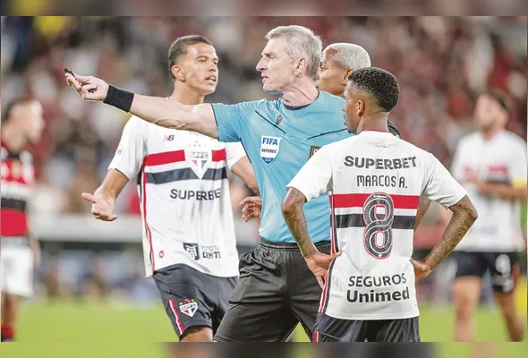ARBITRAGEM anulou o gol de Samuel Lino, do Flamengo, contra o São Paulo, aos 45 minutos do segundo tempo. A ponta da chuteira de Wallace Yan estava à frente e a tecnologia detectou