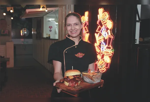 Leisa Franco, do Road Burguer, mostra o hambúrguer SC 135 que vem acompanhado de  batata frita
