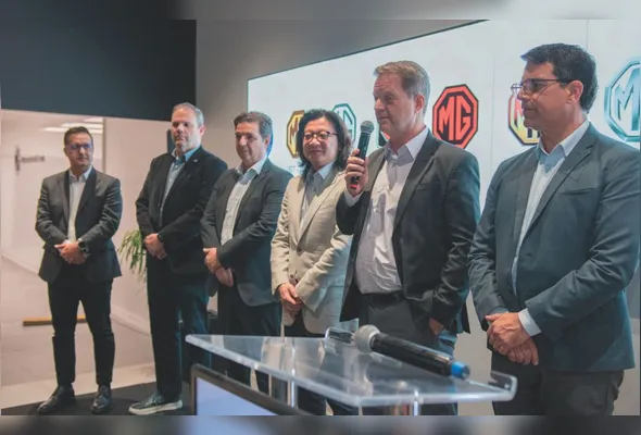 Frederico Geraldino, Willian Orletti, Mr. Yang Li, Wagner Orletti e Luciano Garcia em evento da Orvel MG