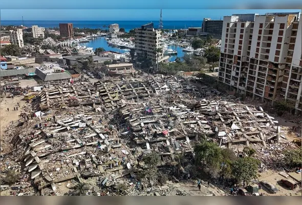 Equipes de resgate sobre prédios desabados ao longo da costa em Caraballeda, no estado de La Guaira, na Venezuela, enquanto buscam por sobreviventes dos terremotos