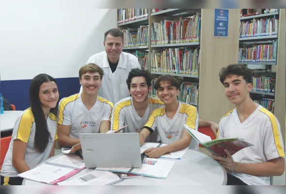 O professor Marcelo Krüger entre os alunos Ana Beatriz,  Ravi, Felipe, Jefferson e Giuseppe: preparação