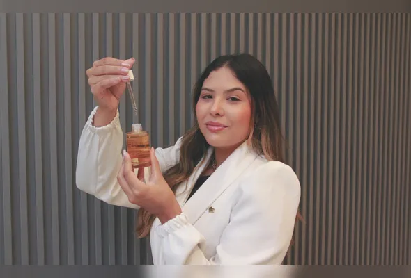 Carollina Lessa destaca o potencial para regeneração celular e revitalização da pele sem tanta agressão