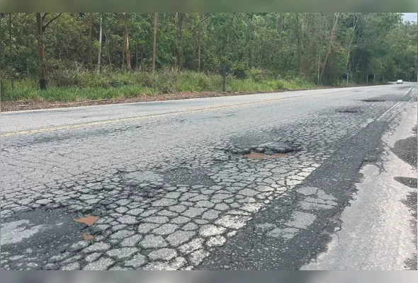 Trecho da BR-262 no Estado com buracos: melhorias podem reduzir pela metade tempo do trajeto no Estado