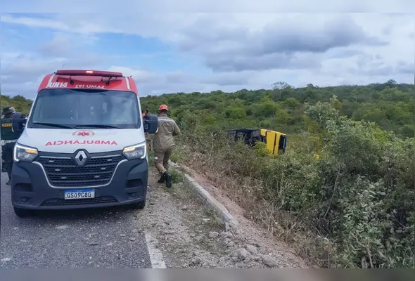 Ônibus que transportava romeiros tombou na rodovia CE-456