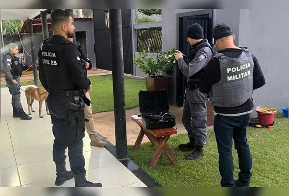 Policiais durante o cumprimento de mandados judiciais