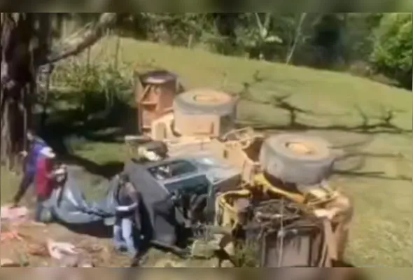 Máquina apresentou falha mecânica, atravessou a Avenida Newton Braga e caiu em propriedade às margens da via, em Cachoeiro de Itapemirim