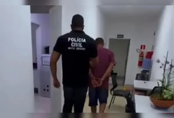 Momento em que pai suspeito de matar a filha, Olga Beatriz Santos da Silva, é preso no MT
