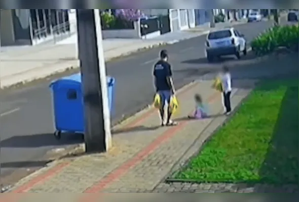 Agressões teriam ocorrido algumas semanas antes do chute na criança mais nova, que foi gravado por uma câmera de segurança na rua em que andavam