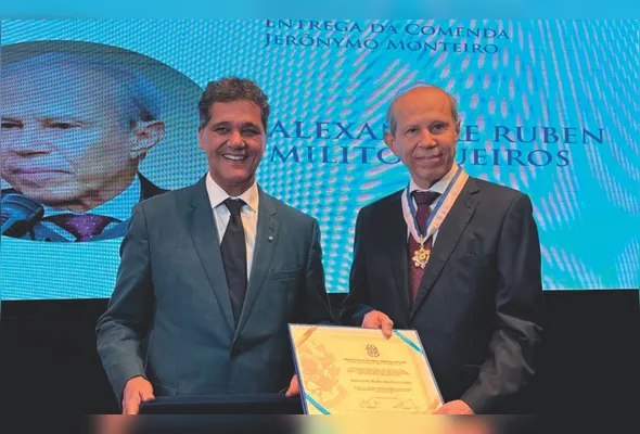 Governador Ricardo Ferraço entrega Comenda Jerônymo Monteiro a Alexandre Gueiros no Palácio Anchieta