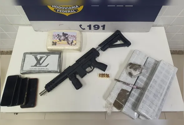 Uma fiscalização na BR-101 terminou com a apreensão de uma carabina de fabricação artesanal calibre 9 mm, mais de 7 kg de entorpecentes e a prisão de quatro pessoas