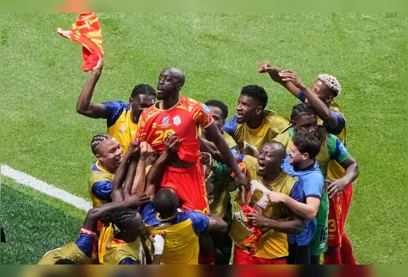 Imagem ilustrativa da imagem RD Congo tem virada épica sobre o Uzbequistão e consegue classificação na Copa