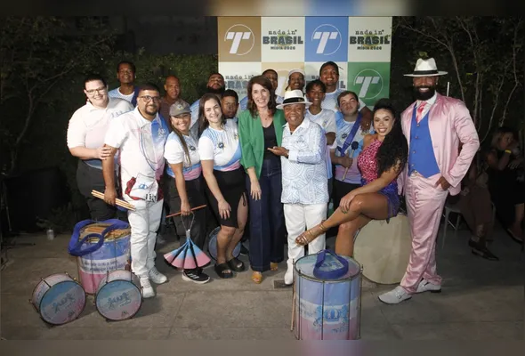 Lenise Loureiro e integrantes da Escola de Samba Novo Império