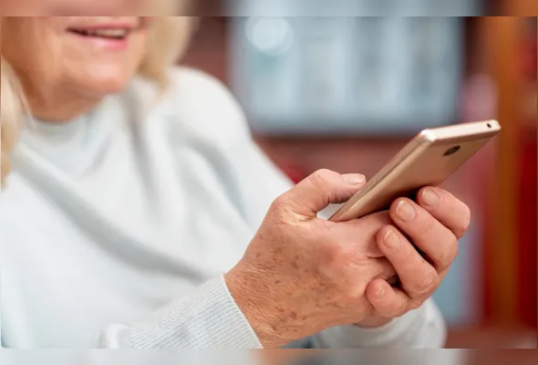 Estudo internacional aponta associação entre o uso frequente de redes sociais e uma pior percepção da saúde mental entre pessoas com 55 anos ou mais