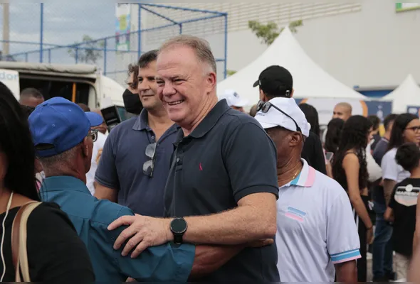 Ex-governador Renato Casagrande cumprimenta população durante evento em Cariacica