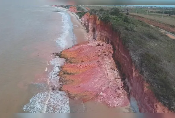 Praia dos Cações, em Marataízes: parte da estrutura da falésia já cedeu e há risco de novos desmoronamentos