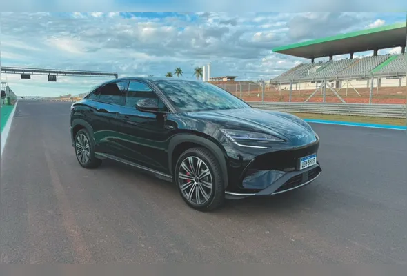 O SUV Sealion 7 foi apresentado pela BYD em um evento realizado no autódromo de Goiânia, em Goiás.